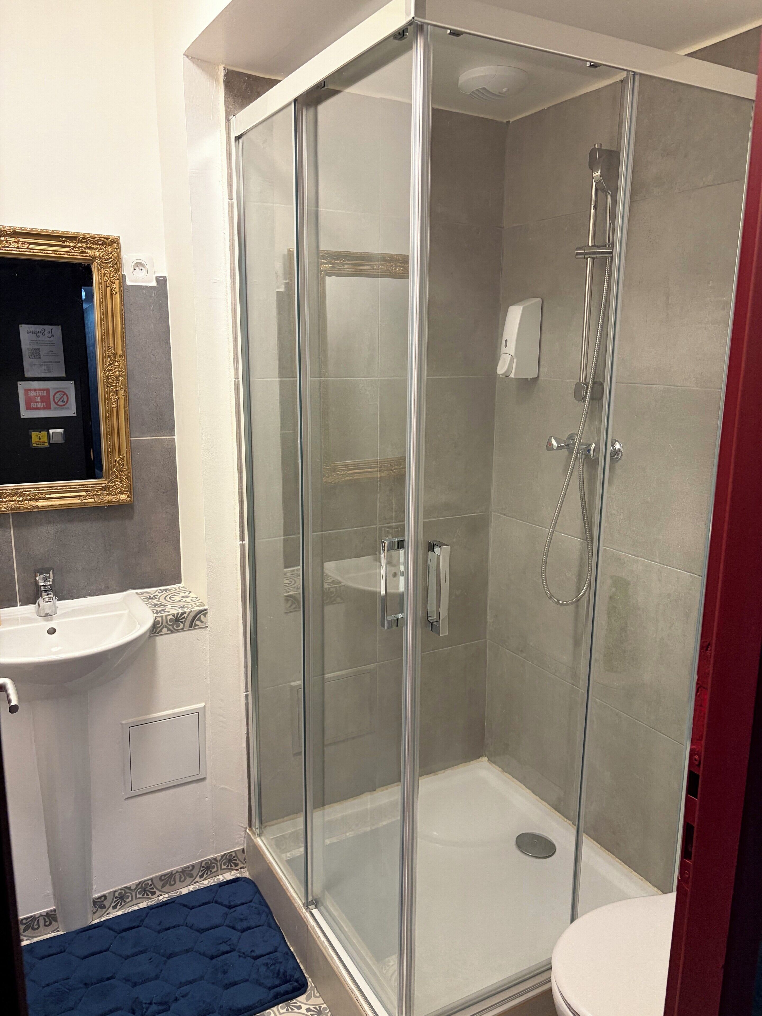 Habitación doble superior | Baño | Ducha, cabezal de ducha tipo lluvia, toallas y jabón