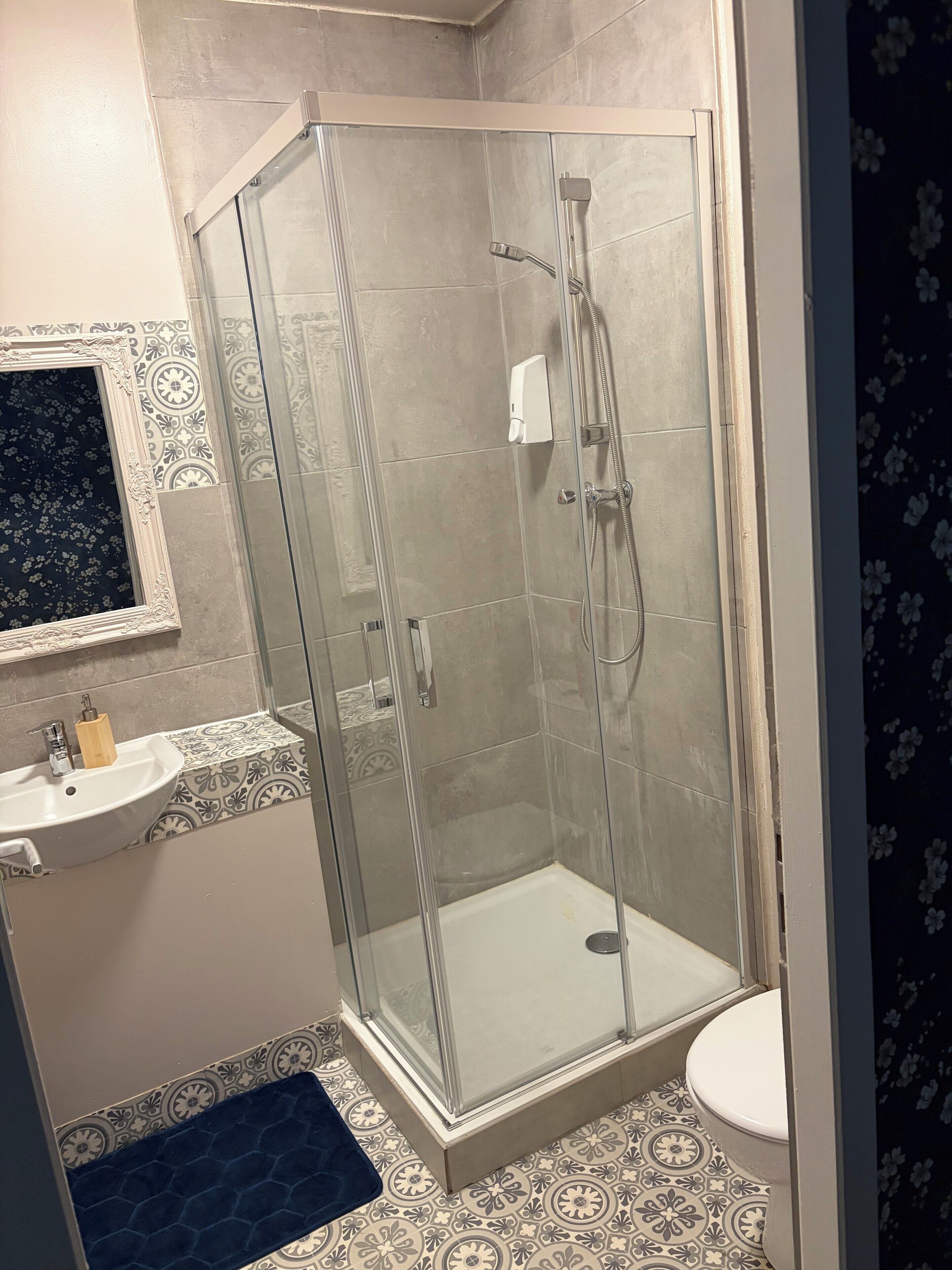 Ducha, cabezal de ducha tipo lluvia, toallas