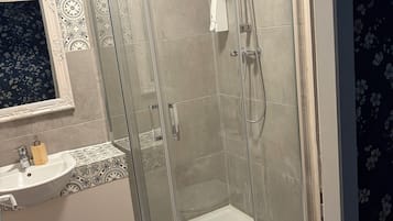 Ducha, cabezal de ducha tipo lluvia, toallas