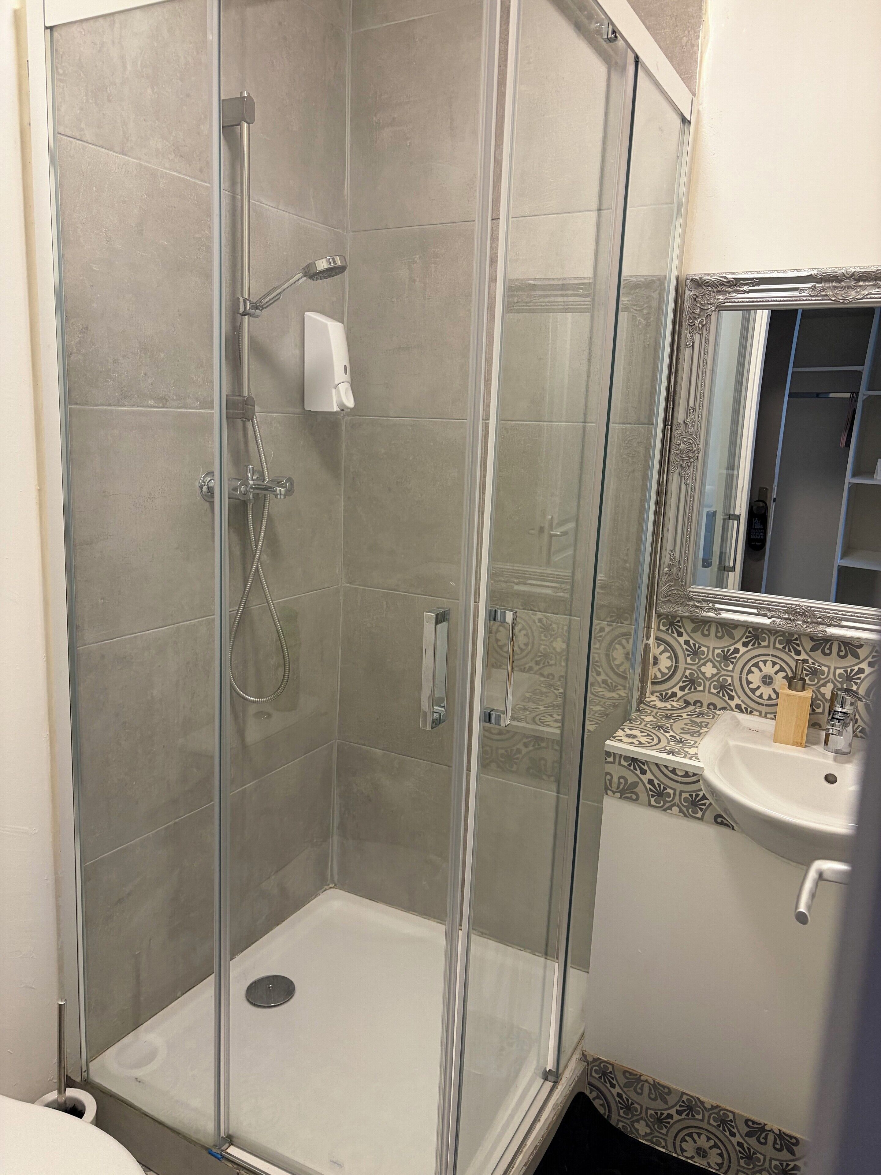 Een douche, een regendouche, handdoeken, zeep