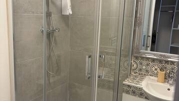 Een douche, een regendouche, handdoeken, zeep