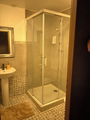 Economy Double Room | Bathroom | Shower, rainfall showerhead, towels, soap - Hôtel Le Seysses (Seysses)