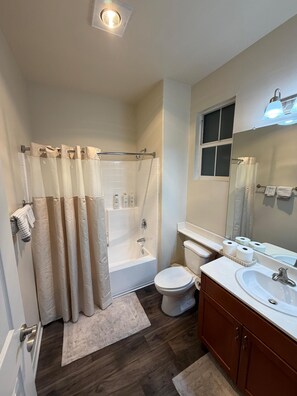A modern bathroom with a bathtub, toilet, and sink. - 1 Bedroom In Central Marina Del Rey - Close To Beach (Marina del Rey)