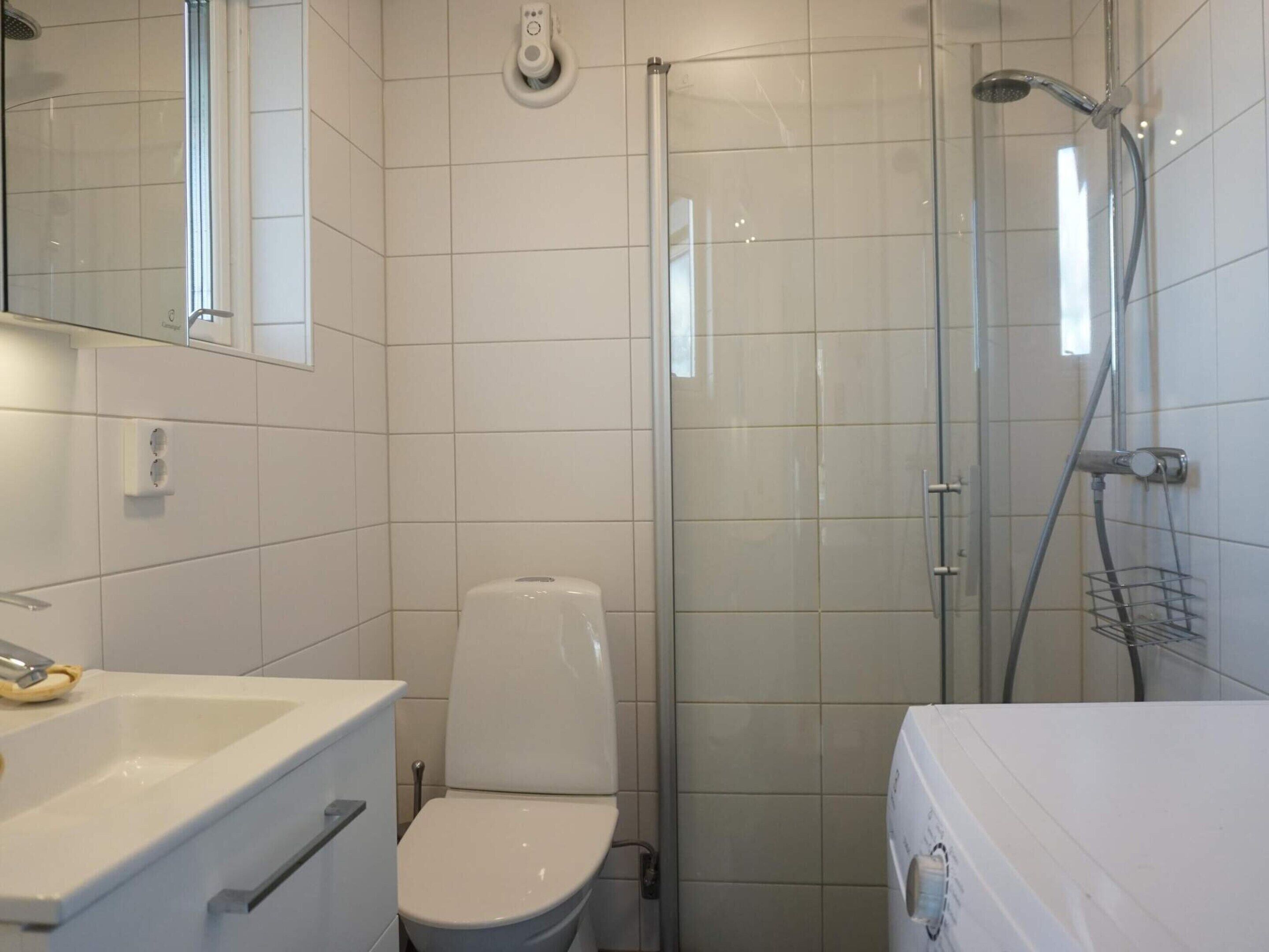 Ein Badezimmer mit Toilette, Waschbecken und Dusche.