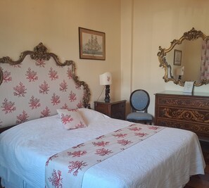 3 bedrooms, iron/ironing board, WiFi, bed sheets - The Moon over the Harbor. Luxurious apartment on the waterfront in Santa Margherita Ligure (Santa Margherita Ligure)