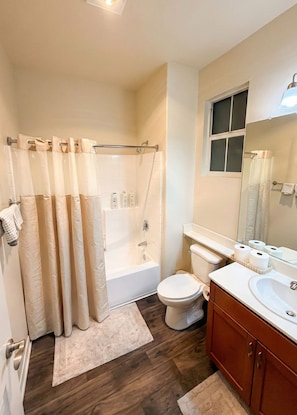 A bathroom with a bathtub, toilet, and sink. - Cozy 1-bedroom apartment in delightful Marina del Rey with AC (Marina del Rey)