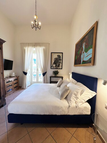 Dimora dei Marchesi: noble palace in the heart of Naples with 4 elegant suites