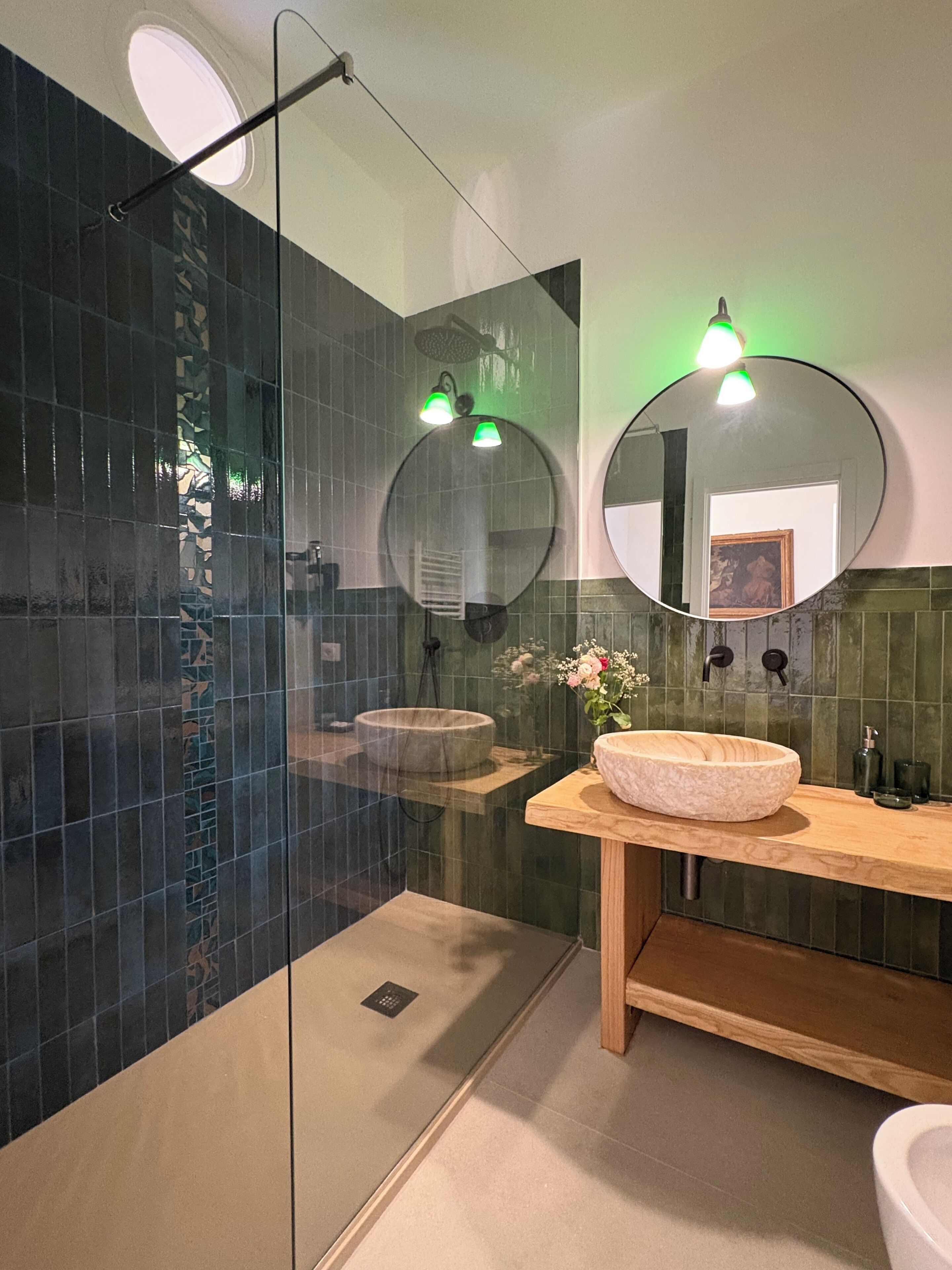 Douche, sèche-cheveux, bidet, serviettes fournies