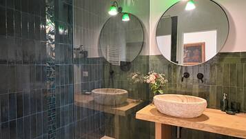 Douche, sĂšche-cheveux, bidet, serviettes fournies