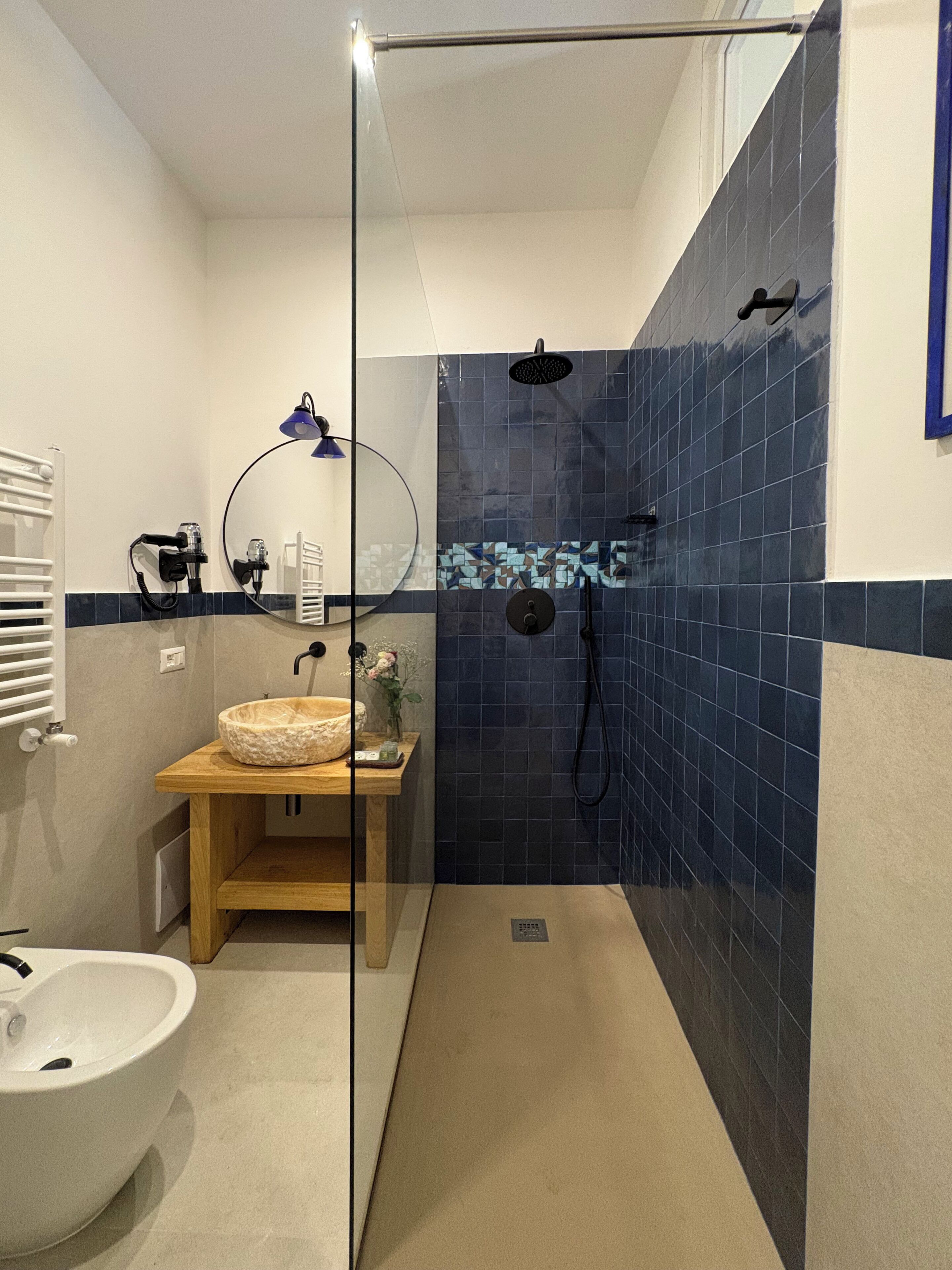 Dusche, Haartrockner, Bidet, Handtücher