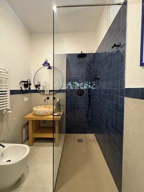 Suihku, hiustenkuivaaja, bidee, pyyhkeet