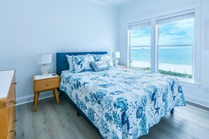 Room - West Side of Large 6 BR 5 BA Beach Front Duplex W/ Fantastic Views (Gulf Shores)