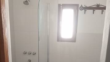 Dusche, Haartrockner, Bidet, Handtücher