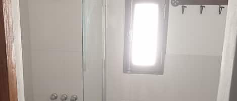Douche, séchoir à cheveux, bidet, serviettes fournies