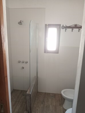 Shower, hair dryer, bidet, towels - La Nochera Killa Cabins (Tilcara)