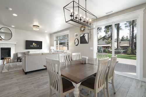 NEW Alamo Alpine Retreat Sleeps 11 3 Showers