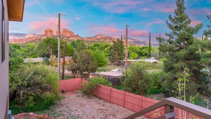 A view of a mountainous landscape with a red fence and greenery in the foreground. - NEW Oak Creek Retreat Townhouse w Views Firepit (Sedona)