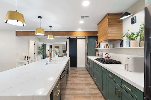 NEW The Palmera Updated 4BR Retreat w Pool