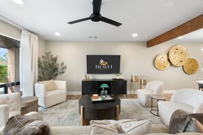 House | 4 bedrooms, desk, Internet - NEW The Palmera Updated 4BR Retreat w Pool (Scottsdale)