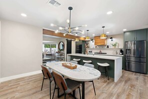 House | 4 bedrooms, desk, Internet - NEW The Palmera Updated 4BR Retreat w Pool (Scottsdale)