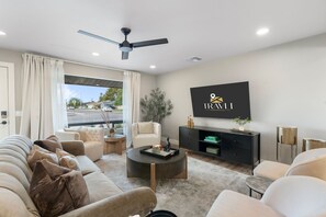 House | 4 bedrooms, desk, Internet - NEW The Palmera Updated 4BR Retreat w Pool (Scottsdale)
