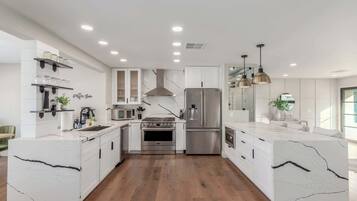 3 bedrooms, Internet