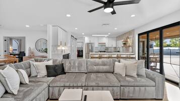 House | 5 bedrooms, desk