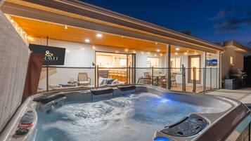 House | 5 bedrooms, desk