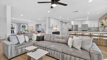 House | 5 bedrooms, desk