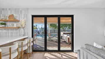 House | 5 bedrooms, desk