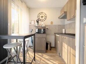 Fridge, microwave, stovetop - Comfortable studio with terrace & secure parking in La Teste-de-Buch (La Teste-de-Buch)