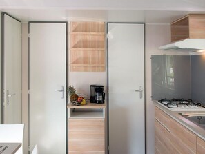 Fridge, microwave, coffee/tea maker, toaster - 30m² Mobile Home with Terrace - 3 Bedrooms - Saint-Maurice-d'Ibie (Saint-Maurice-d'Ibie)