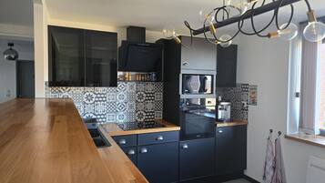 Een koelkast, een microgolfoven, een oven, een vaatwasser