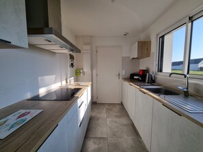 Fridge, microwave, oven, stovetop - House in Sarzeau Penvins, 7 pers, near beach, pets allowed (Sarzeau)