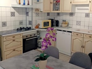 Fridge, microwave, dishwasher - Charming house in the center of Carrouges with WIFI (Carrouges)