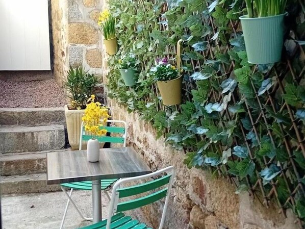 Outdoor dining - Charming house in the center of Carrouges with WIFI (Carrouges)