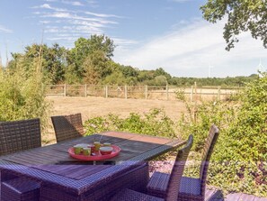 Outdoor dining - Country cottage 'Gîte Rose' with SPA and Wi-Fi (Pannecé)