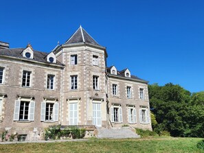 Exterior - Charming Gîte in Castle - Wifi & Parking Included (Saint-Étienne-de-Montluc)