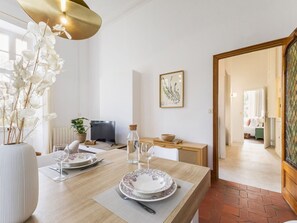 Dining - Charming Gîte in Castle - Wifi & Parking Included (Saint-Étienne-de-Montluc)