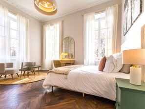 1 bedroom, free WiFi, bed sheets - Charming Gîte in Castle - Wifi & Parking Included (Saint-Étienne-de-Montluc)