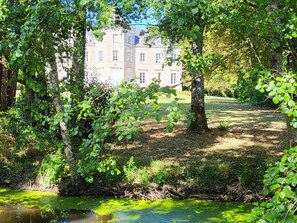Property grounds - Charming Gîte in Castle - Wifi & Parking Included (Saint-Étienne-de-Montluc)