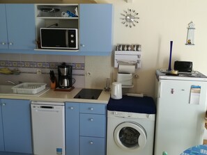 Kylskåp, mikrovågsugn, ugn och spishäll