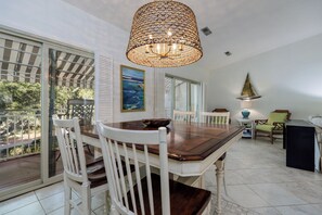 Dining - 1690 Bluff Villas: 3 Bds, Next to South Beach Marina, Free Bikes (Hilton Head Island)