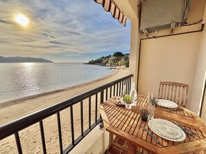 Outdoor dining - Seaside studio in Tiuccia with air conditioning (Calcatoggio)