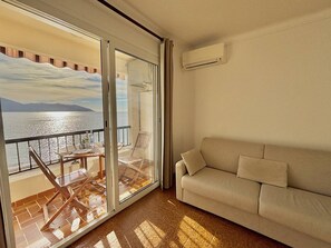 TV - Seaside studio in Tiuccia with air conditioning (Calcatoggio)