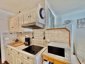 Coffee/tea maker, fridge, microwave, toaster - Seaside studio in Tiuccia with air conditioning (Calcatoggio)