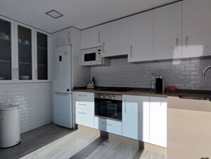Fridge, microwave, oven, coffee/tea maker - Charming Andalusian house near beach with private patio (Málaga)