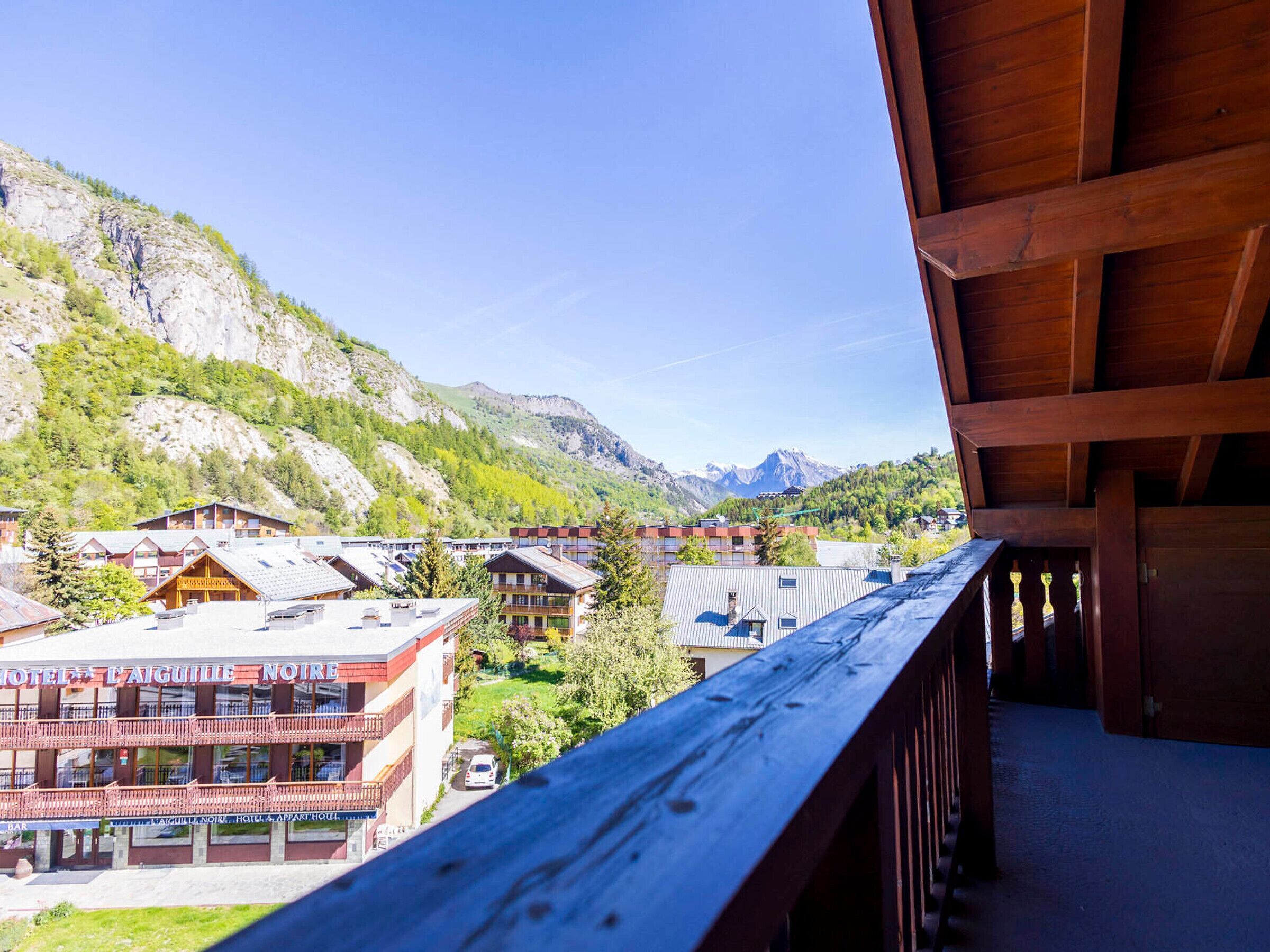 Et hotel med balkon med udsigt over et bjergrigt landskab.