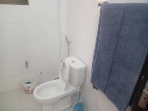 Serviettes fournies, papier toilette