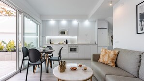 Un apartamento moderno con comedor, cocina y sala de estar.